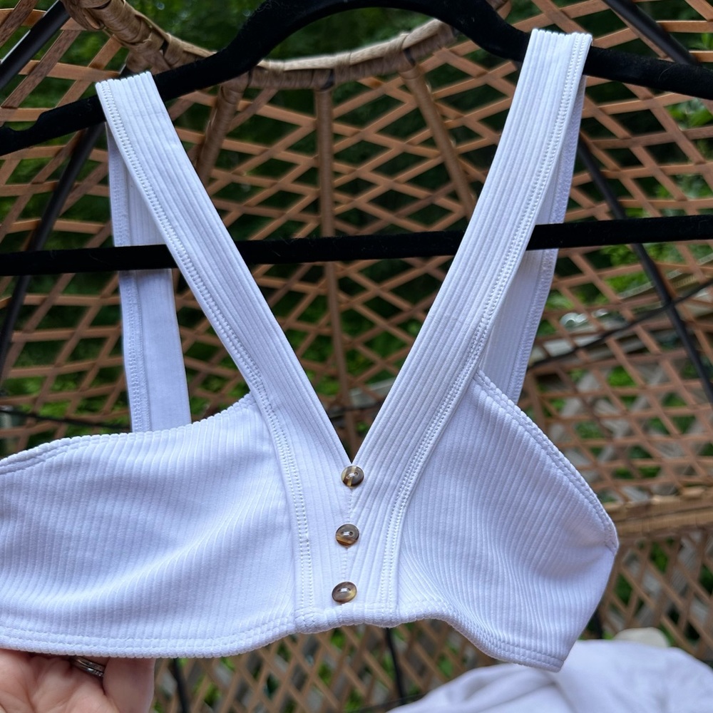EUC Tularosa Cove Bikini Top in White. 3 buttons, ribbed fabric. Size xs - Picture 5 of 10